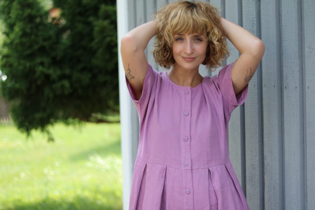 Pleated skirt linen dress with button closure - Image 1