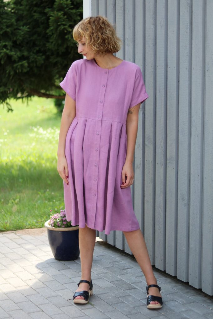 Pleated skirt linen dress with button closure