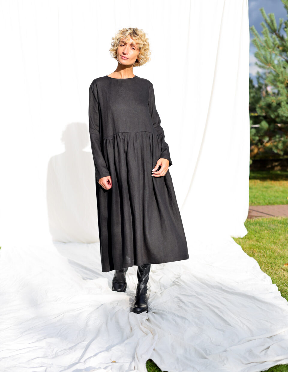 loose fitting black dress Stella in Cotton Poplin XS lycra The model on the picture is size S a Loose-Fitting, High-Waisted Short-Sleeved Cotton
