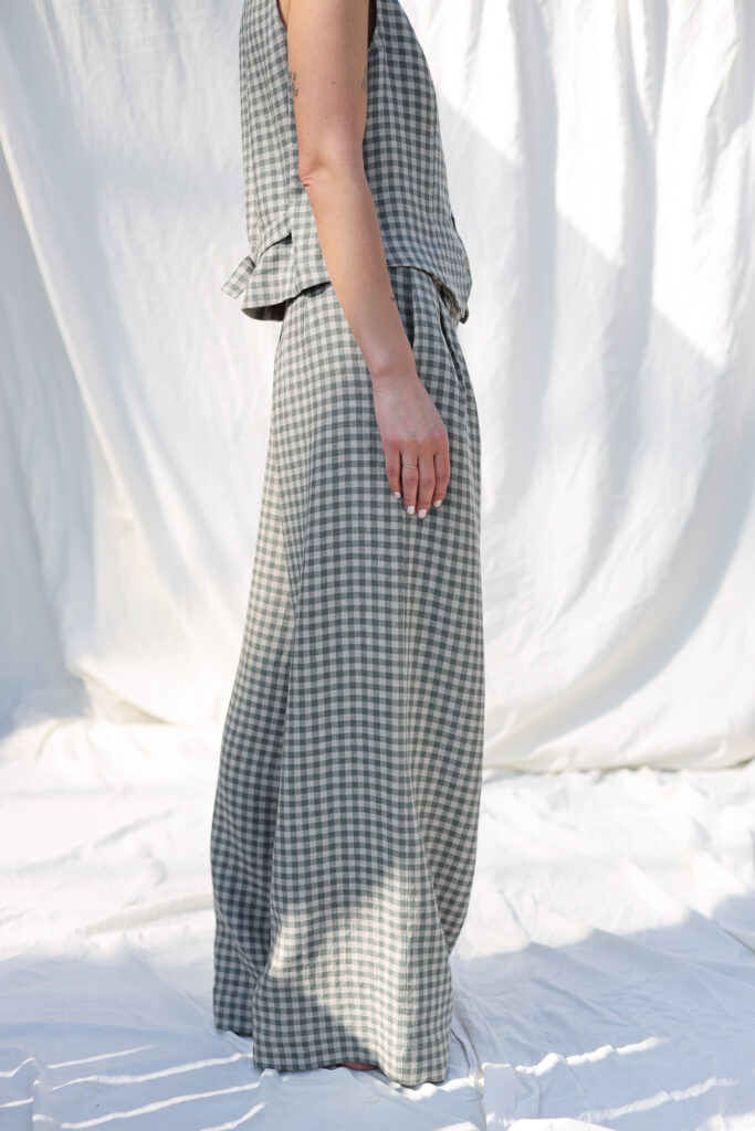 Pleated gingham linen palazzo trousers - Image 4