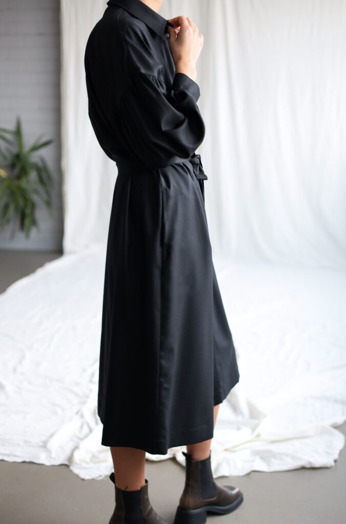 Black wool shirt dress with dropped puffy sleeves - Image 5