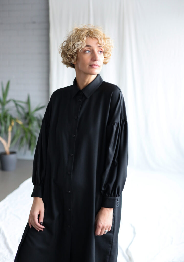 Black wool shirt dress with dropped puffy sleeves - Image 4