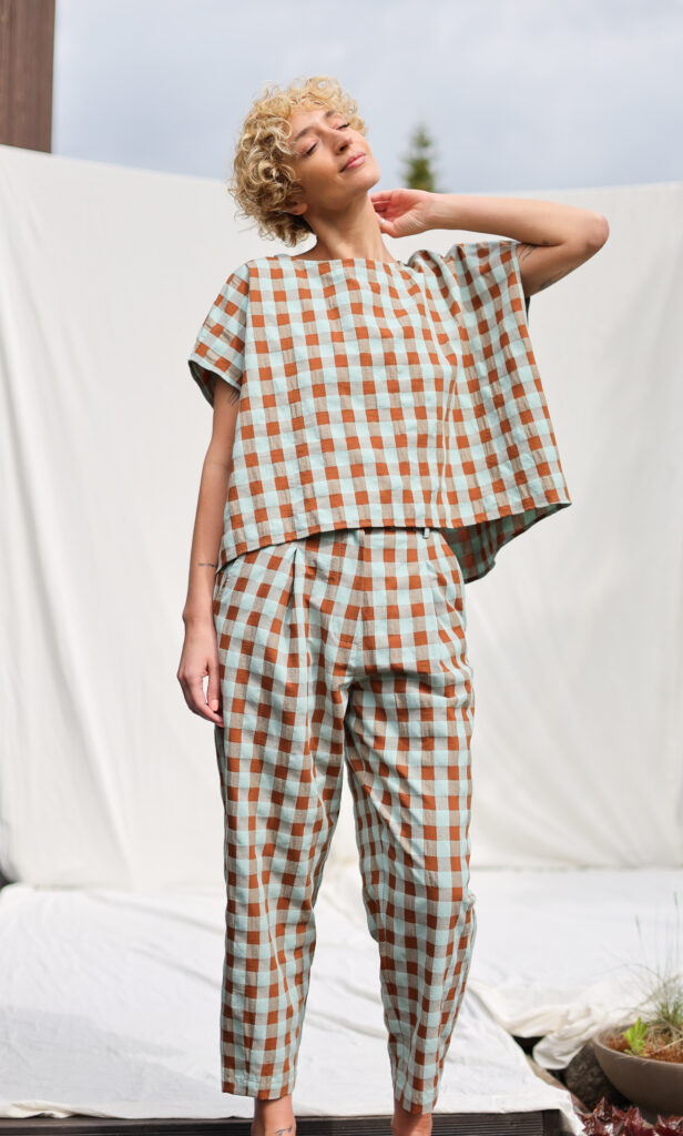 Boxy seersucker checks tapered leg trousers - Image 7