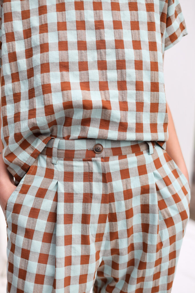 Boxy seersucker checks tapered leg trousers - Image 6