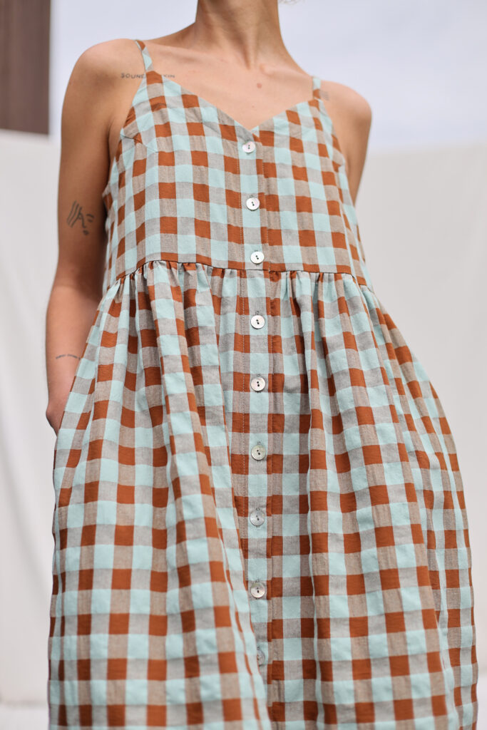 Sleeveless sundress in seersucker checks ELOISE - Image 6