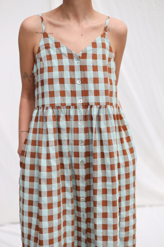 Sleeveless sundress in seersucker checks ELOISE - Image 4