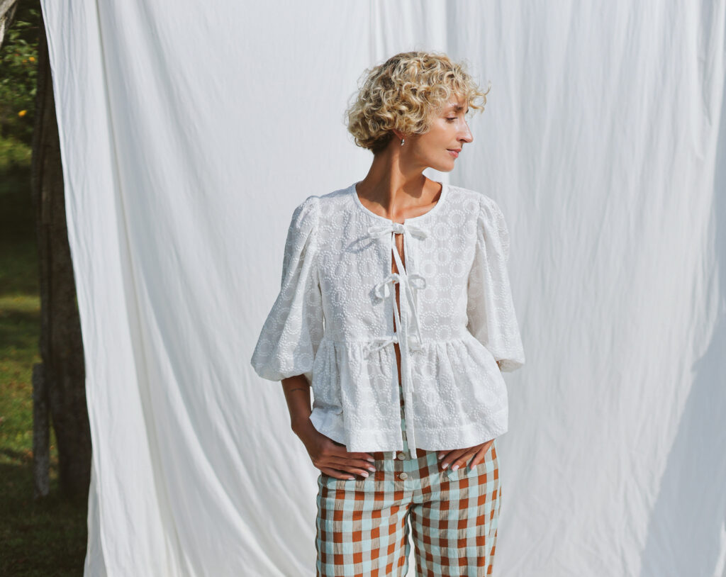 Tie front blouse in off-white embroidered cotton SUNNY | Blouse | Sustainable clothing | OffOn clothing