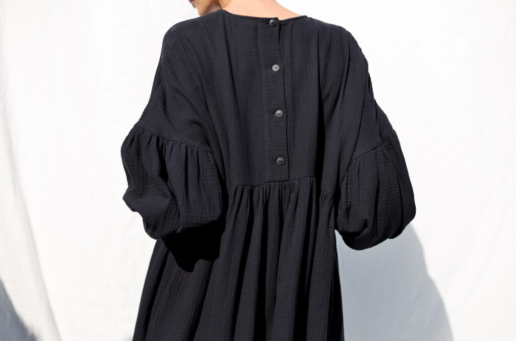 Black organic double gauze oversized dress GRETA - Image 5