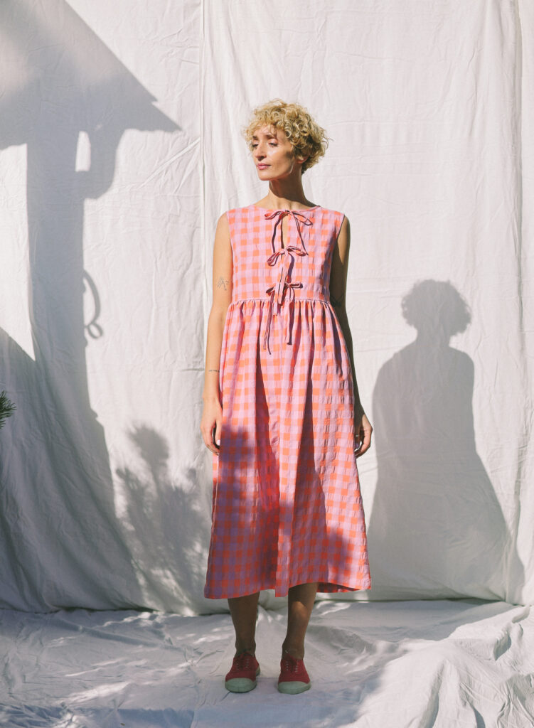 Sleeveless seersucker checks dress with ties GEMMA | Dress | Sustainable clothing | OffOn clothing
