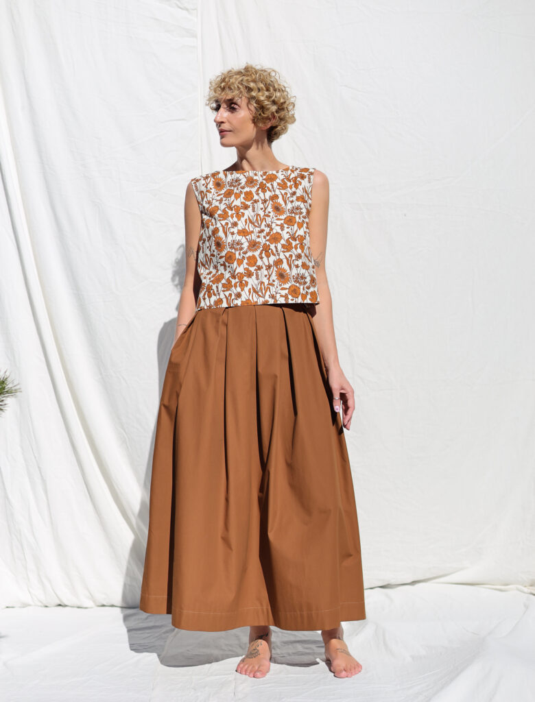 Organic cotton poplin pleated skirt in Tobacco color - Image 2
