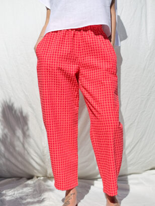 Balloon trousers VIVIAN in glace cherry red seersucker check | Trousers | Sustainable clothing | OffOn clothing