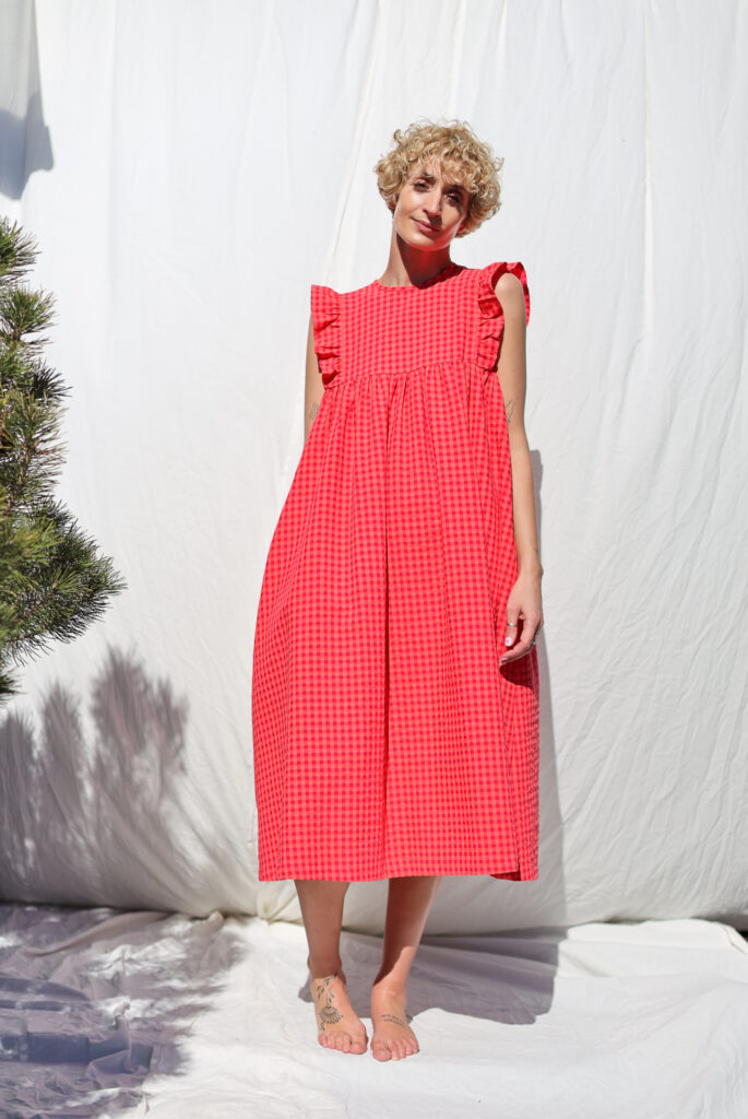 Flutter midi sleeves dress AMANDA in glace cherry red seersucker checks - Image 2