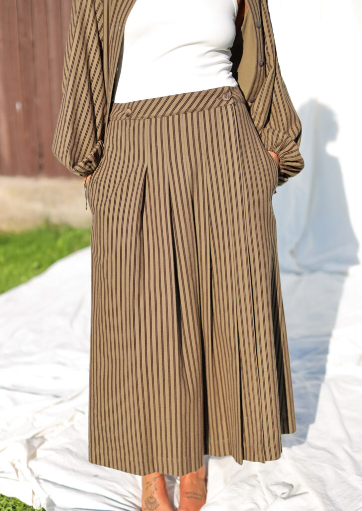 Front pleated wrap skirt in khaki striped cotton - Image 2