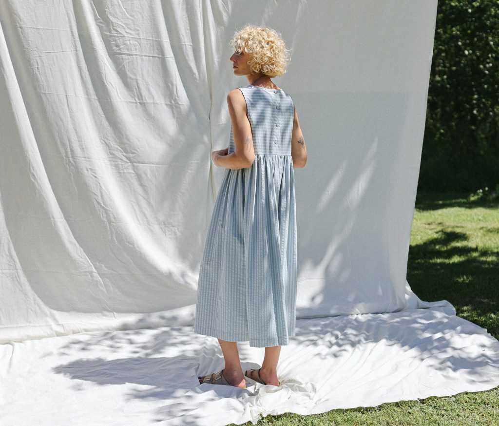 Sleeveless smock dress in seersucker stripes | Dress | Sustainable clothing | OffOn clothing