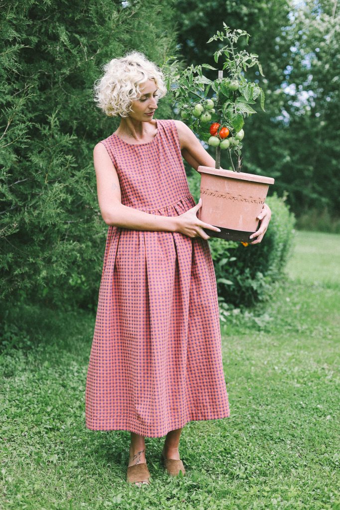 Sleeveless smock dress in seersucker caramel checks