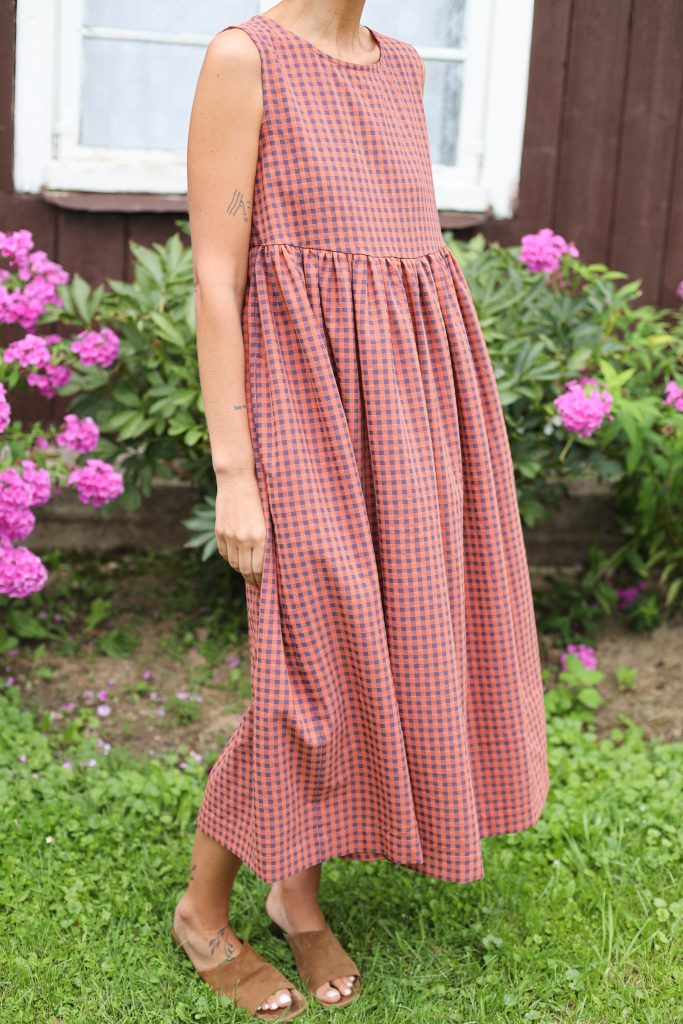 Sleeveless smock dress in seersucker caramel checks