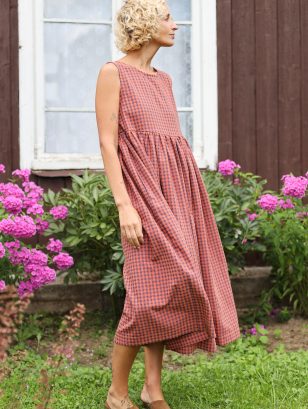 Sleeveless smock dress in seersucker caramel checks | Dress | Sustainable clothing | OffOn clothing