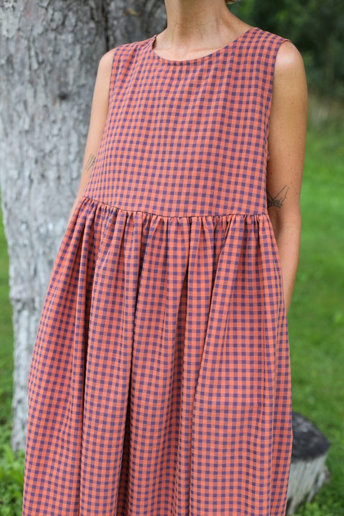 Sleeveless smock dress in seersucker caramel checks