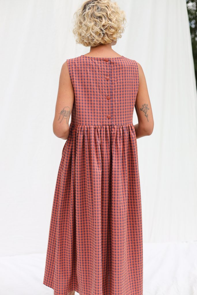 Sleeveless smock dress in seersucker caramel checks