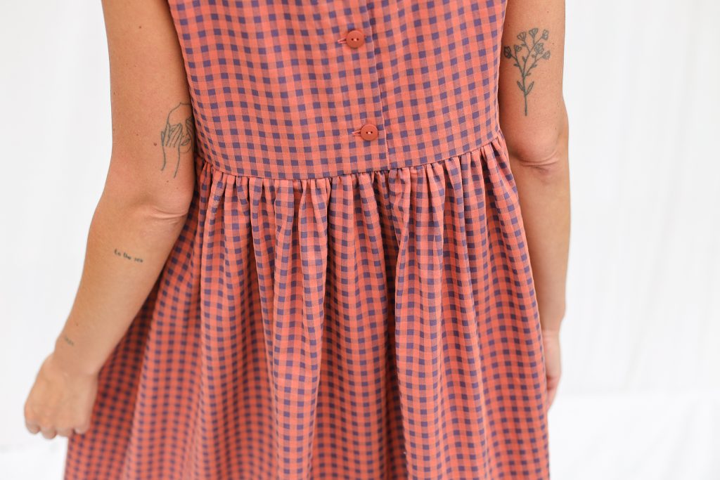 Sleeveless smock dress in seersucker caramel checks