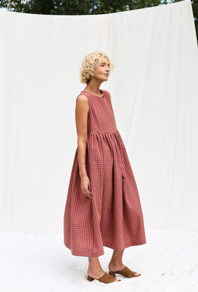 Sleeveless smock dress in seersucker caramel checks