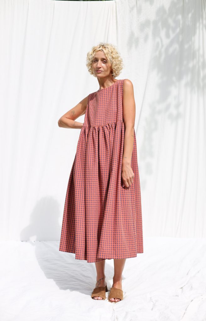 Sleeveless smock dress in seersucker caramel checks